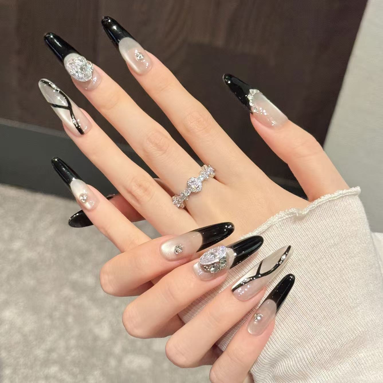 Diamond Black French Minimalist